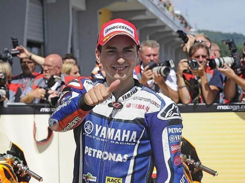 Jorge Lorenzo le roba la cartera a Stoner en el último momento