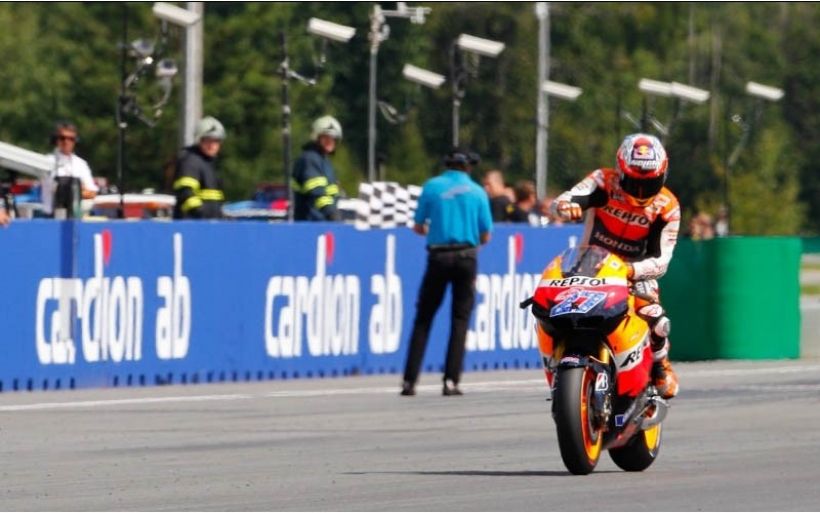 Victoria de Stoner en Brno. Caída de Pedrosa, Lorenzo es cuarto