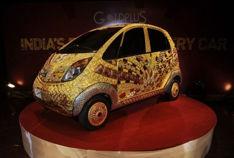 Un económico Tata Nano cubierto de oro, plata y piedras preciosas