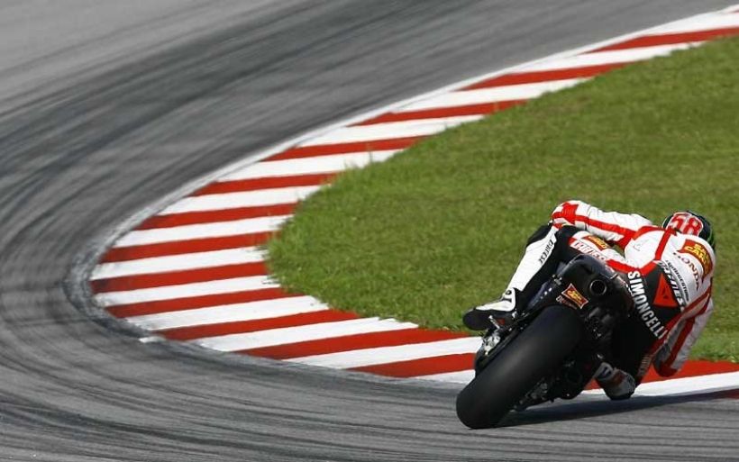 Simoncelli sufre una grave caída en Sepang. Se cancela la carrera de Moto GP