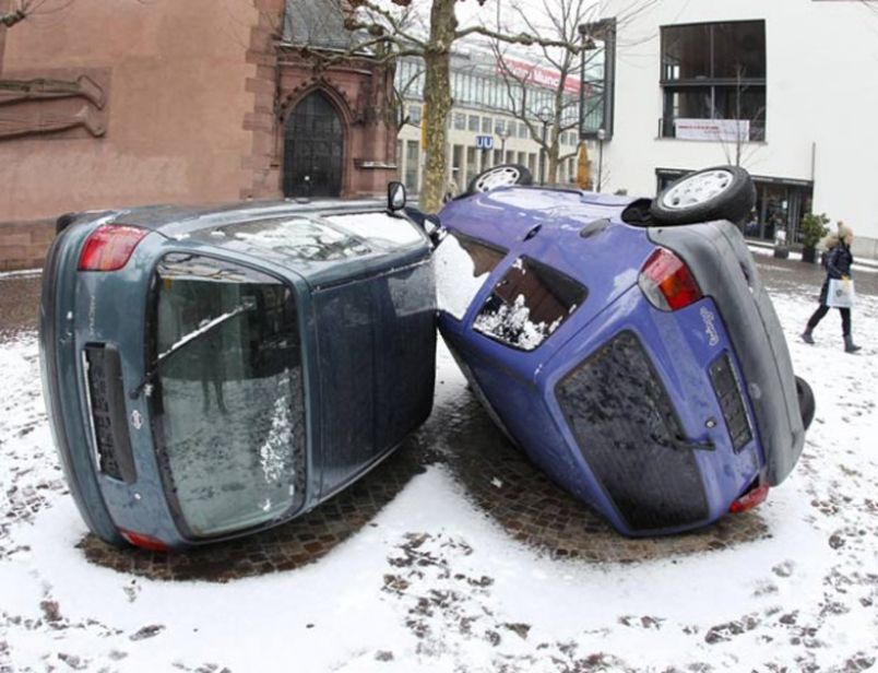 ¿Adivinas qué les ha pasado a estos coches?