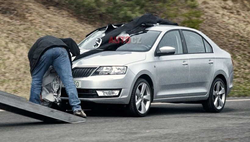 Pillan el Skoda Rapid totalmente descubierto (nuevos teasers oficiales)