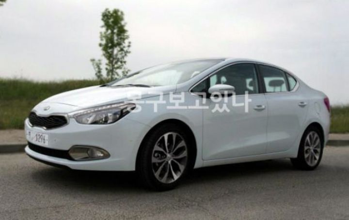 Pillan el KIA Forte 2013 sin camuflaje alguno