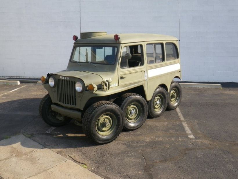 Un Jeep Willys con 8 ruedas y motor de Corvette, a la venta