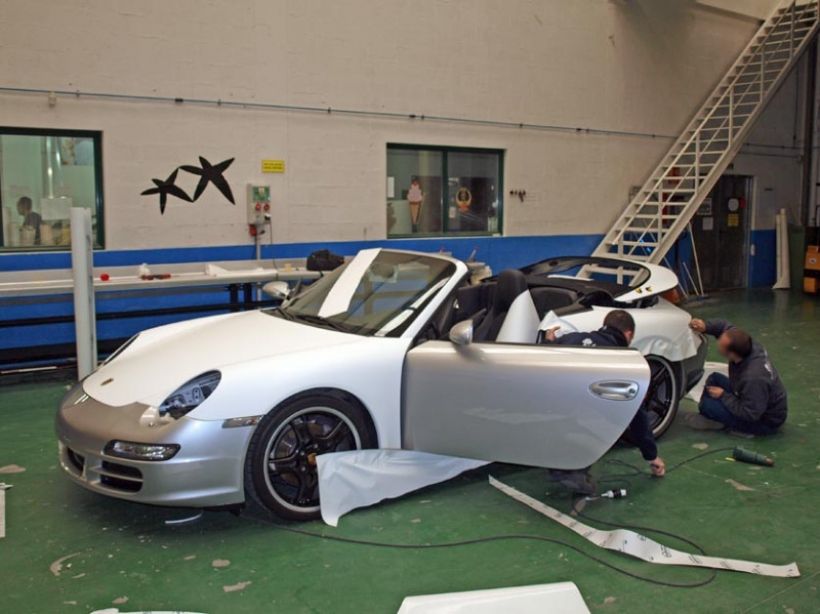 Cambia el color de tu coche sin pintarlo usando vinilos