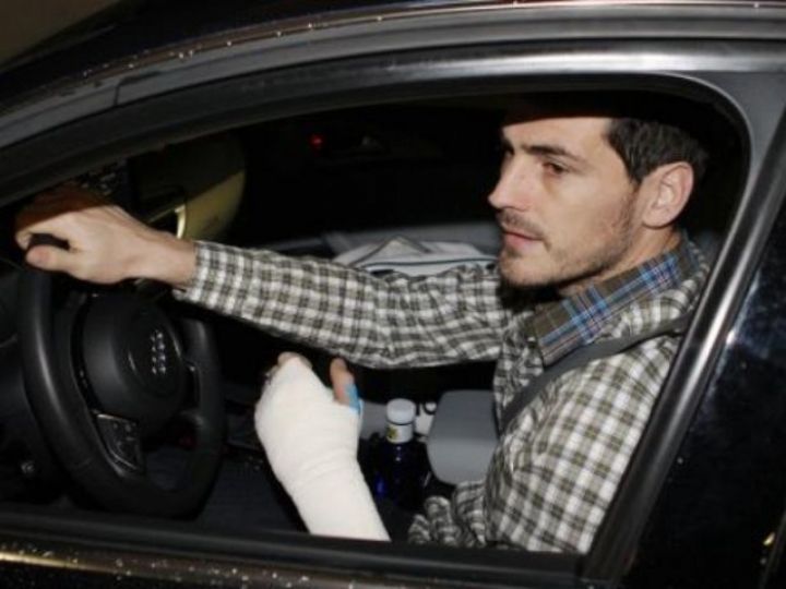 Iker Casillas se libra de la multa tras conducir con una mano escayolada