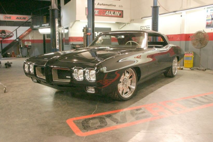 Lance Armstrong conduce un Pontiac GTO de 1970 'dopado'