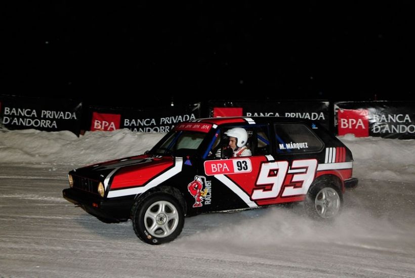 Marc Márquez se luce conduciendo sobre hielo con un VW Golf