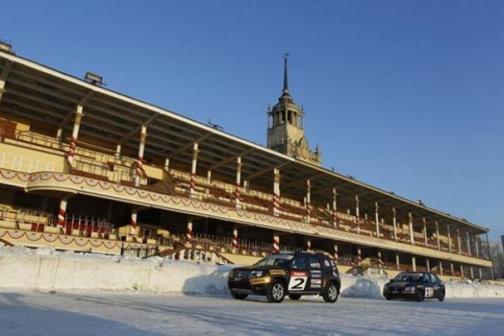 Räikkönen y Pic brillan conduciendo sobre hielo