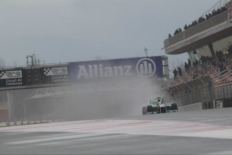 hamilton lluvia montmelo tests f1