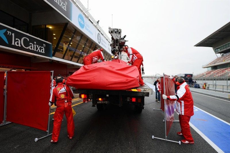 mecánicos ferrari retiran coche massa lluvia