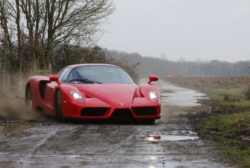 La forma más divertida de ensuciar un Ferrari Enzo