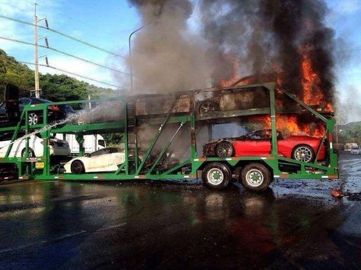 Superdeportivos y coches de lujo destrozados al arder el camión que los transportaba