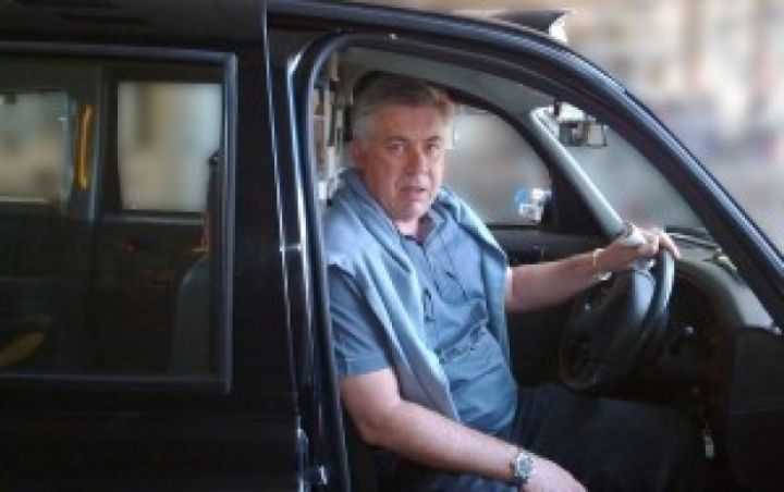 Carlo Ancelotti, nuevo entrenador del Real Madrid, y su consejero taxista