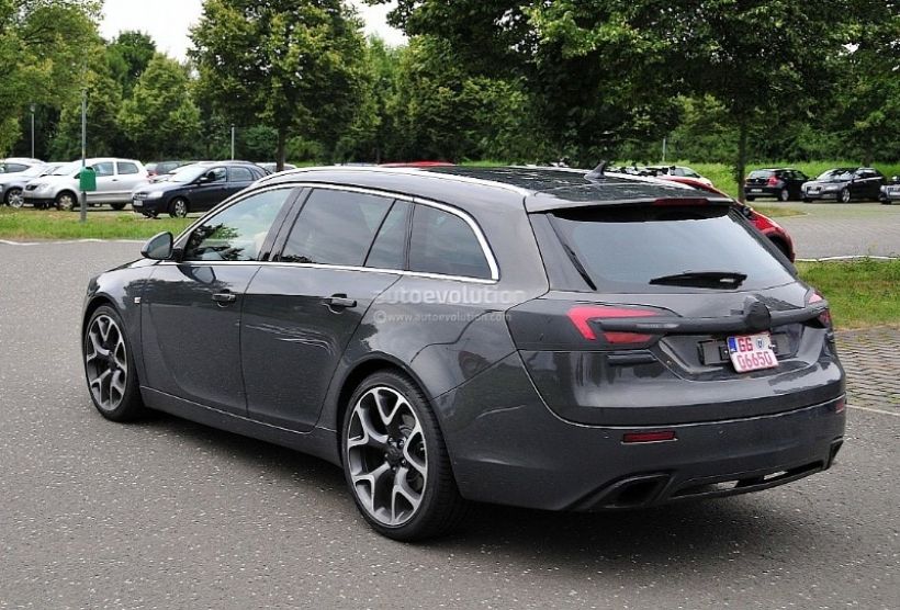 Opel Insignia OPC Sports Tourer, cazado sin apenas camuflaje