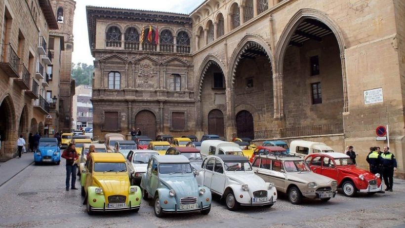 La concentración del Citroën 2CV en Alcañiz hace historia