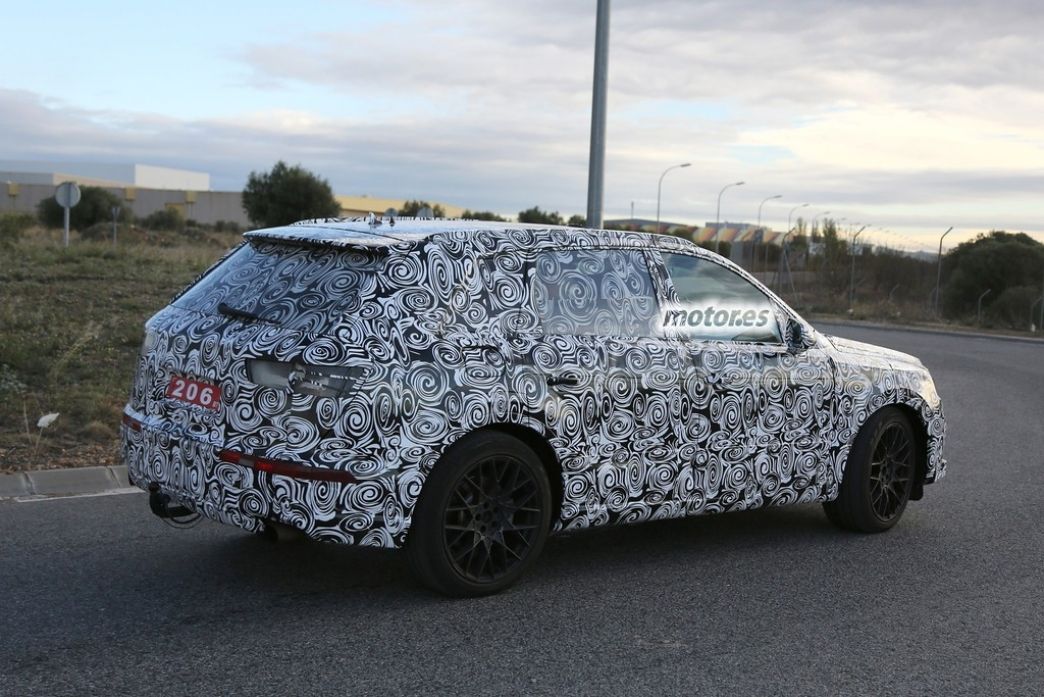 El Audi Q7 2015 vuelve a ser cazado mostrando más detalles del frontal