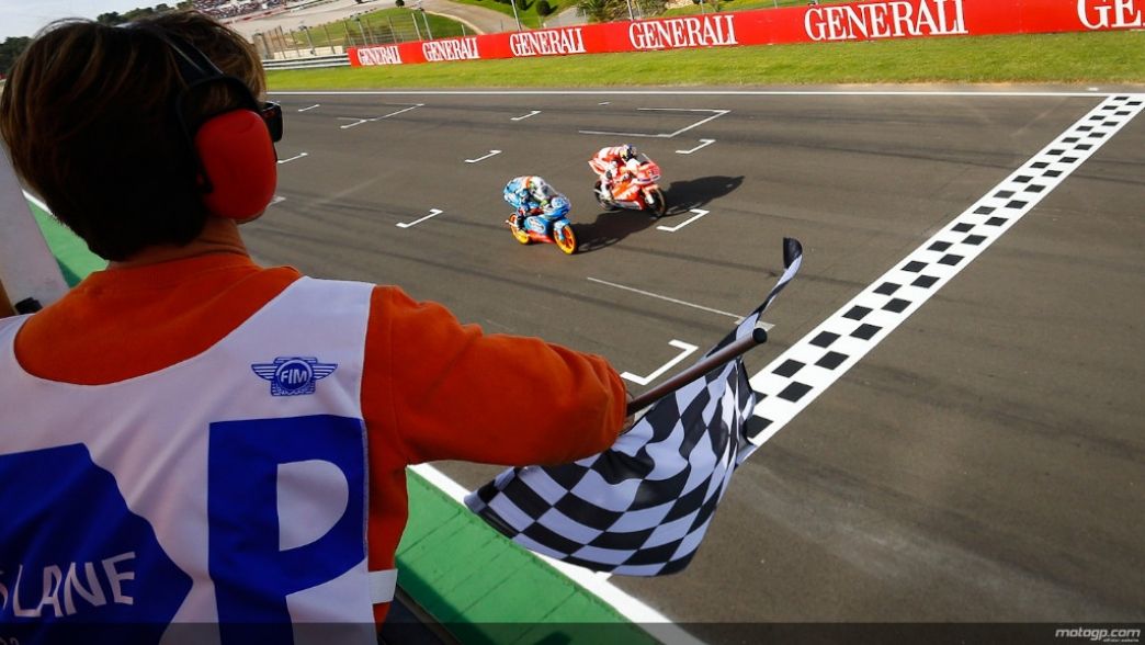 Maverick Viñales gana en Valencia y se proclama campeón del mundo