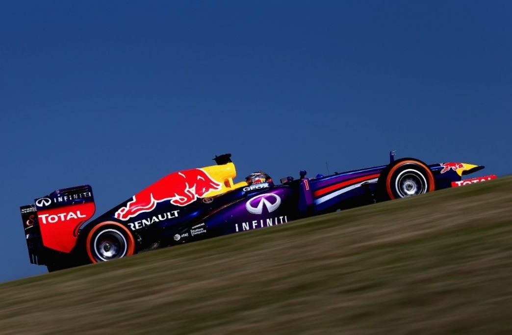 Vettel se pasea hasta su pole número 44