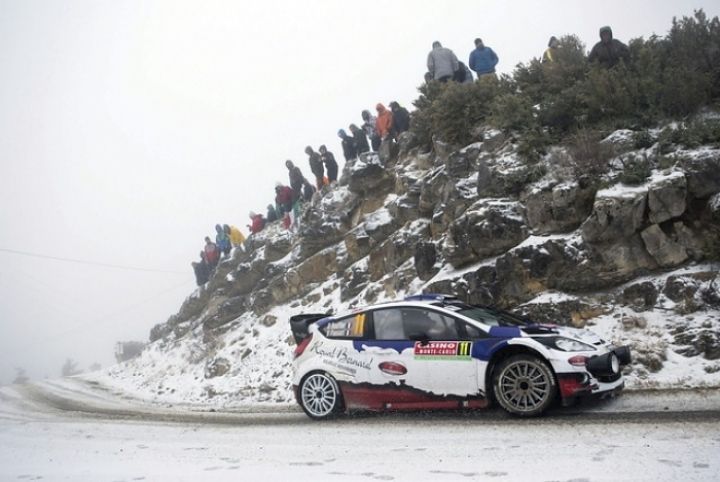 Sebastien Ogier se pone líder en el día 2 y Kubica abandona