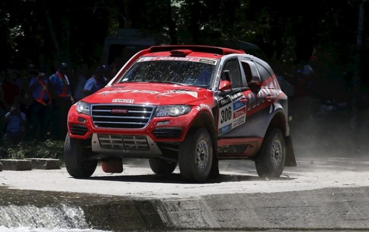 Peterhansel gana la duodécima etapa de coches con polémica