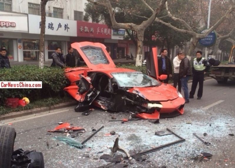 Un Lamborghini Aventador pulverizado tras chocar con un autobús