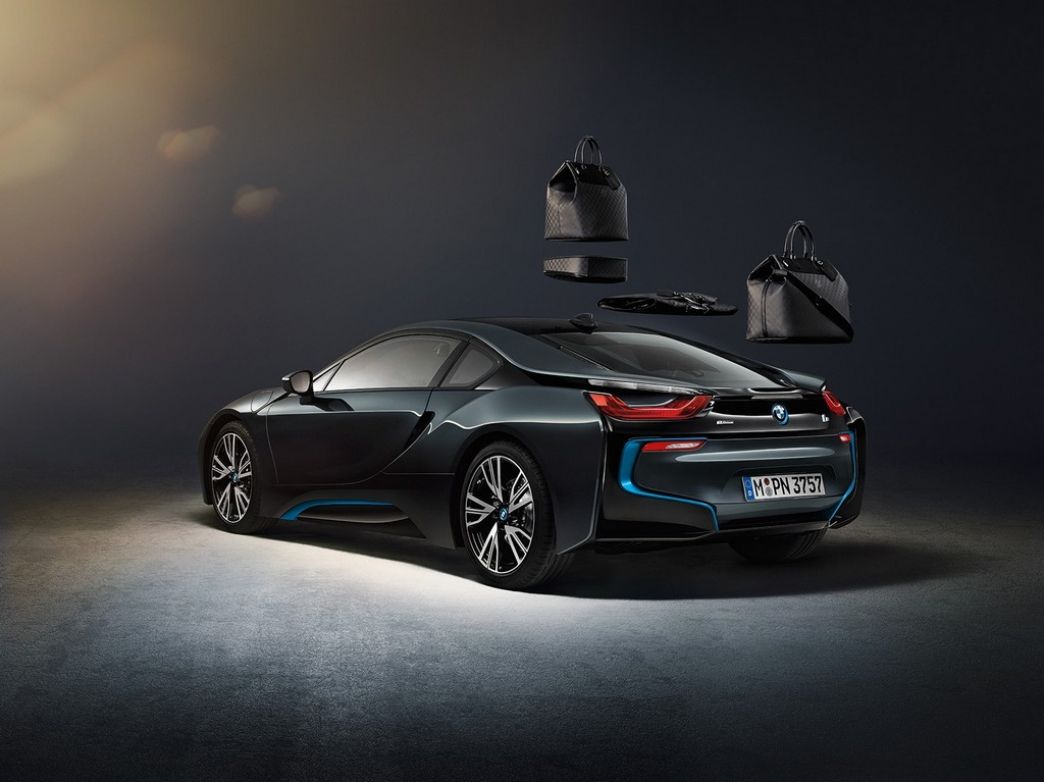 BMW i8, con maletas de Louis Vuitton