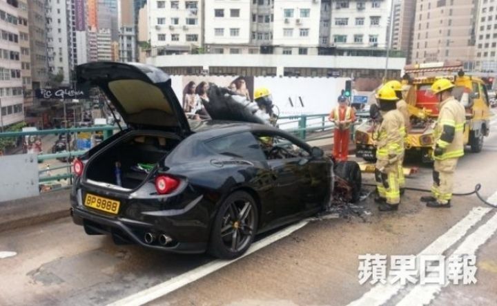 Un Ferrari FF envuelto en una bola de fuego