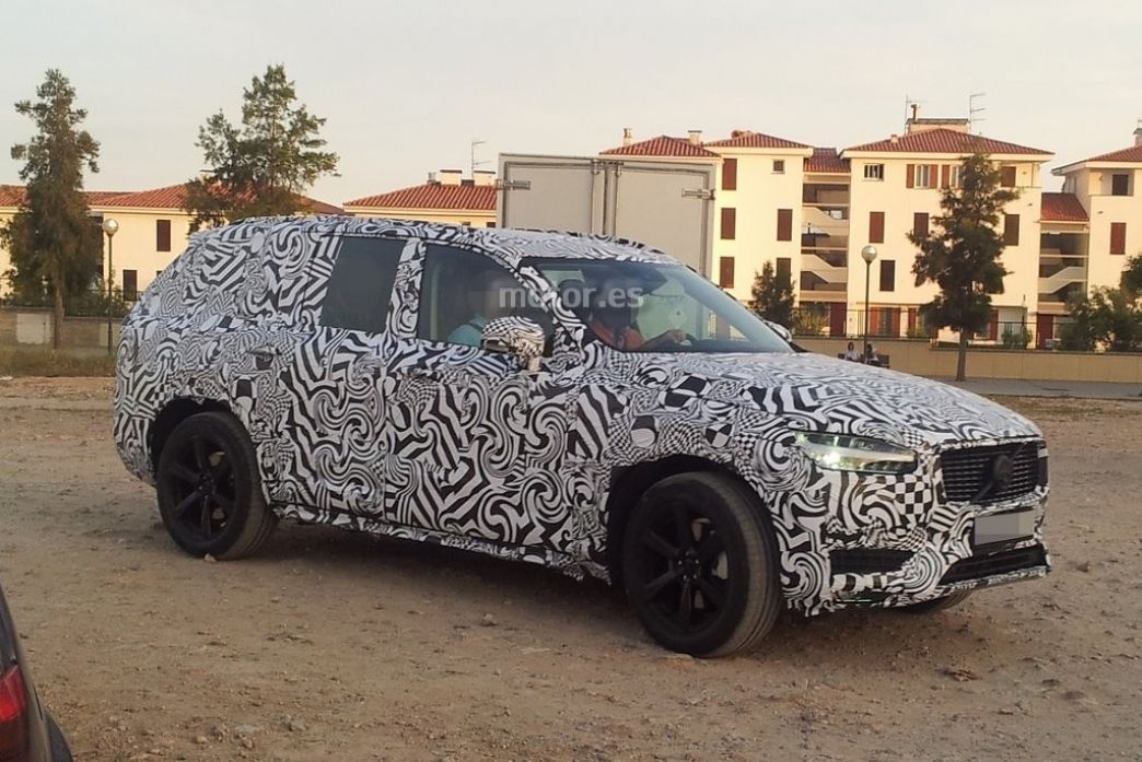 El Volvo XC90 2015 continúa en pruebas, ahora con diferente camuflaje