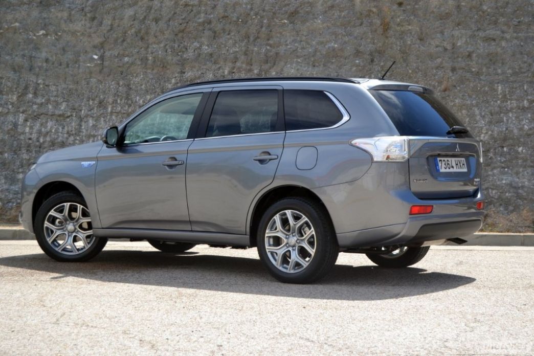 Mitsubishi Outlander PHEV (II): Precio, prueba, tecnología, ficha técnica y equipamiento