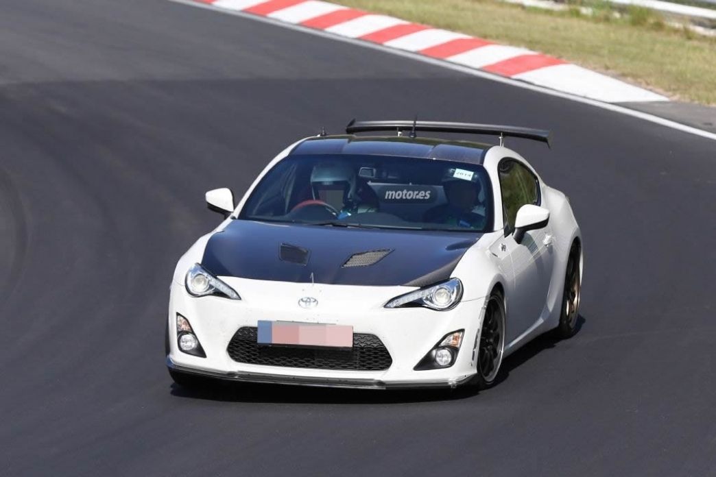 Un Toyota GT86 de pruebas con partes en fibra de carbono