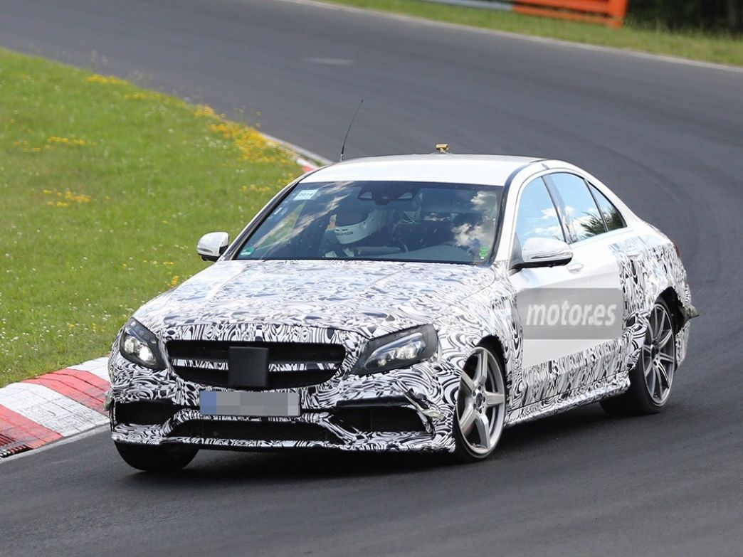 Mula descubierta con el chasis del Mercedes E63 AMG 2016