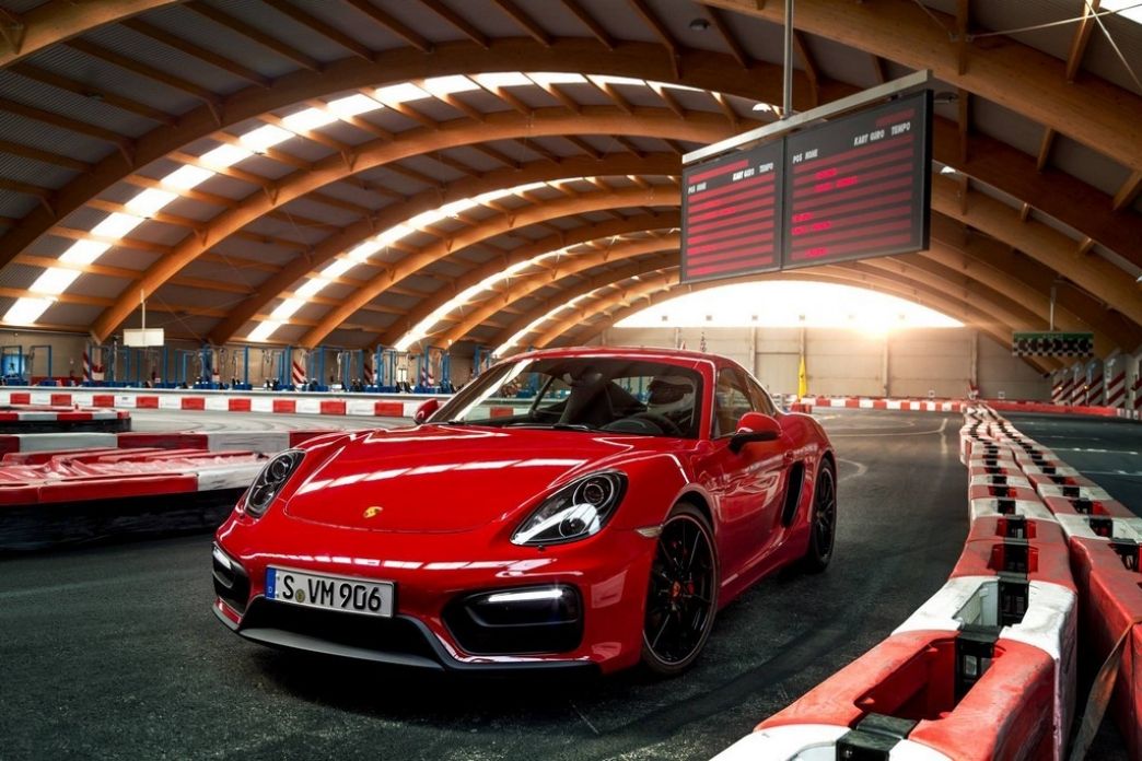 Al Porsche Cayman GTS también le gustan los circuitos de karts