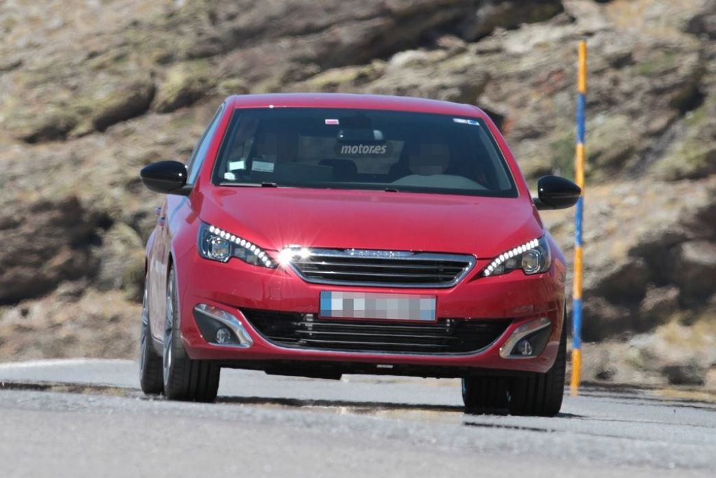 Peugeot 308 GTI 2015, fotos espía completamente al desnudo