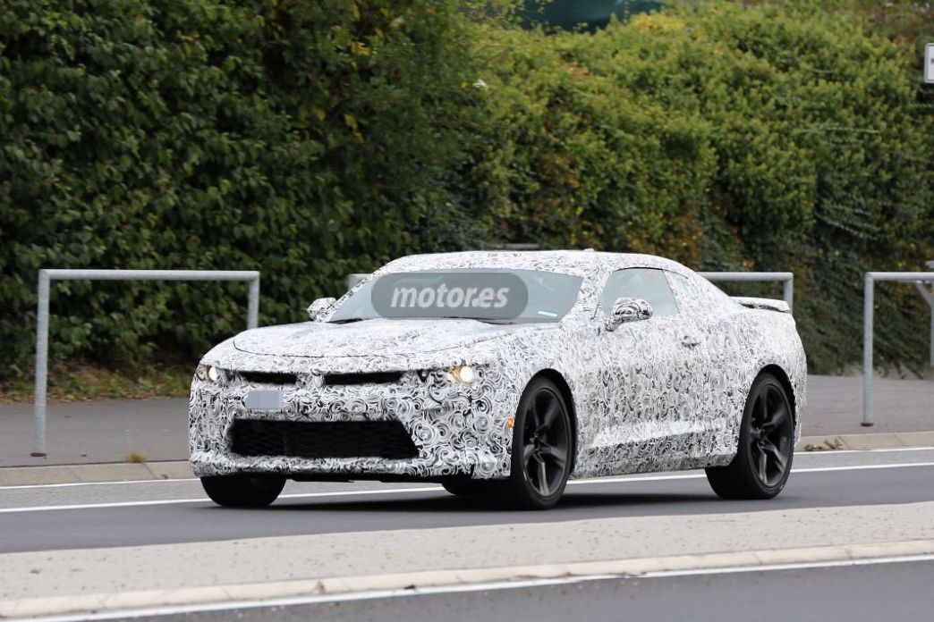 Chevrolet Camaro 2016, de pruebas con menos camuflaje en Nurburgring