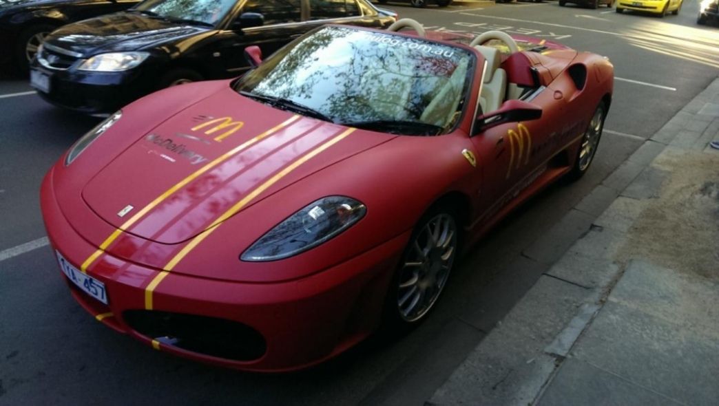 ¿Y si te traen las hamburguesas en un Ferrari F430 Spider?