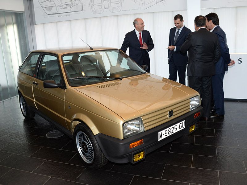 El Rey Felipe VI se reencuentra con su primer coche, un SEAT Ibiza (+ vídeo)