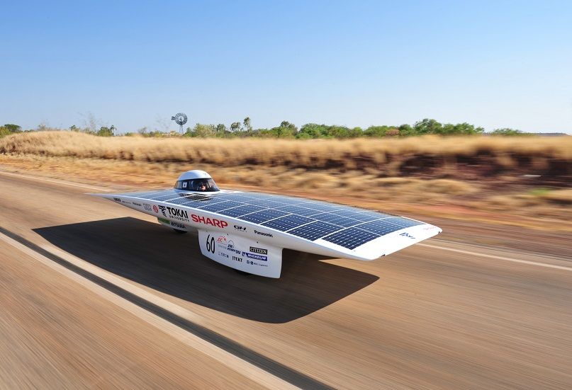 Coche solar de la universidad de Michigan gana la carrera de Abu Dhabi