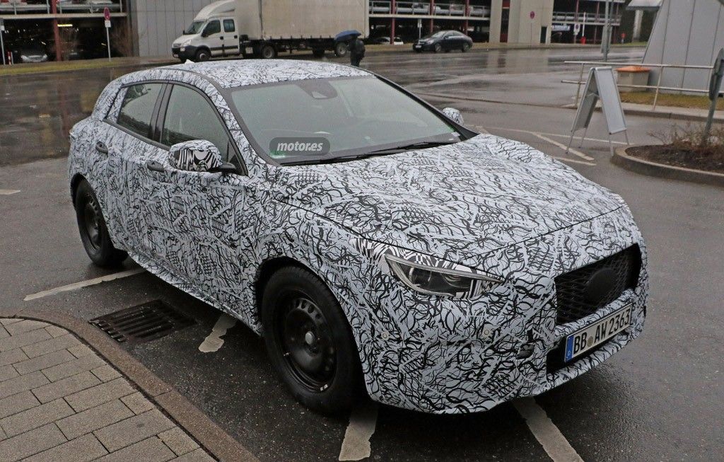 El Infiniti Q30 2016 pierde parte del camuflaje