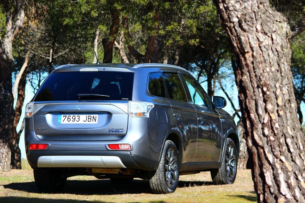 Mitsubishi Outlander PHEV. Exterior e interior (II)