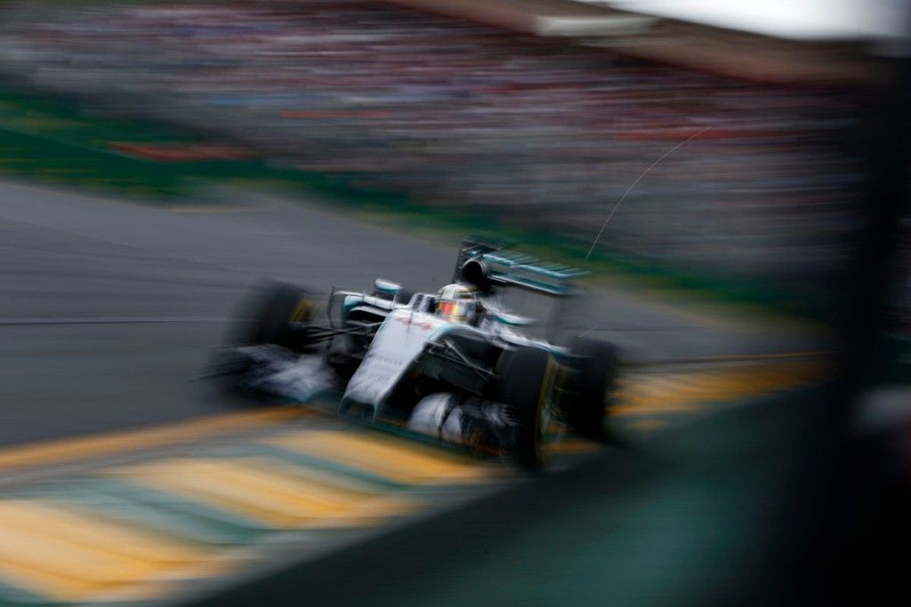 'Terminator' Hamilton se pasea en la primera carrera del año