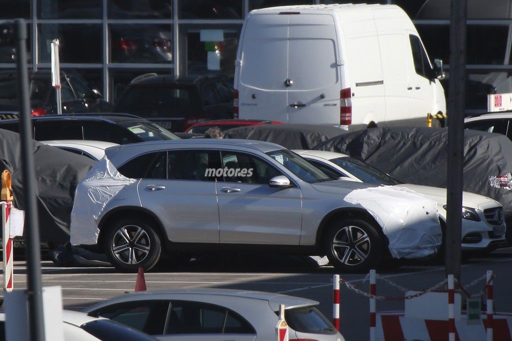 El Mercedes GLC enseña su silueta lateral