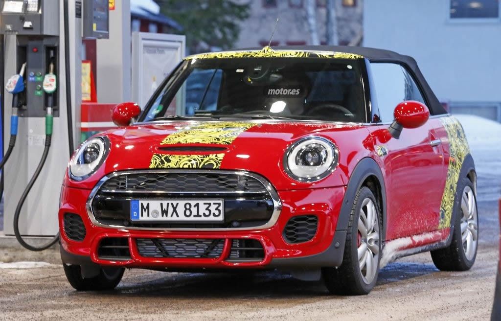 El MINI John Cooper Works Cabrio se pasea casi desnudo