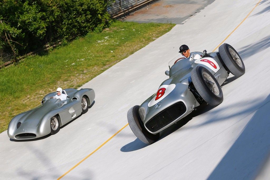 Hamilton y Moss, con el Mercedes W196 en Monza