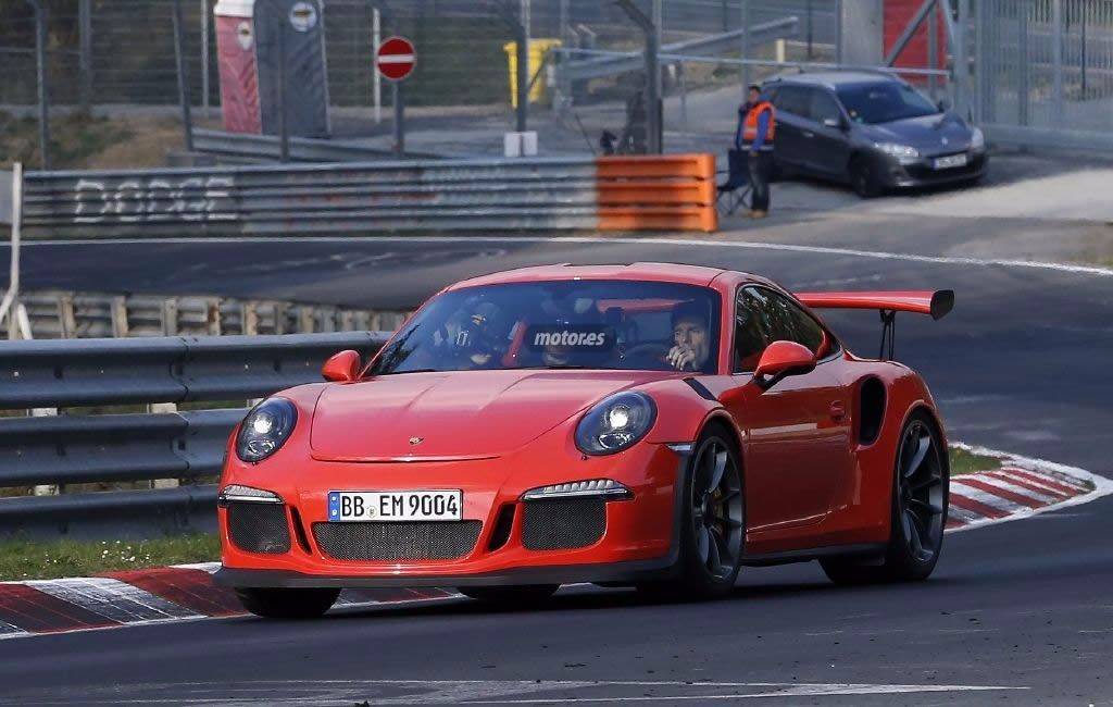 Mark Webber fotografiado a los mandos del Porsche 911 GT3 RS