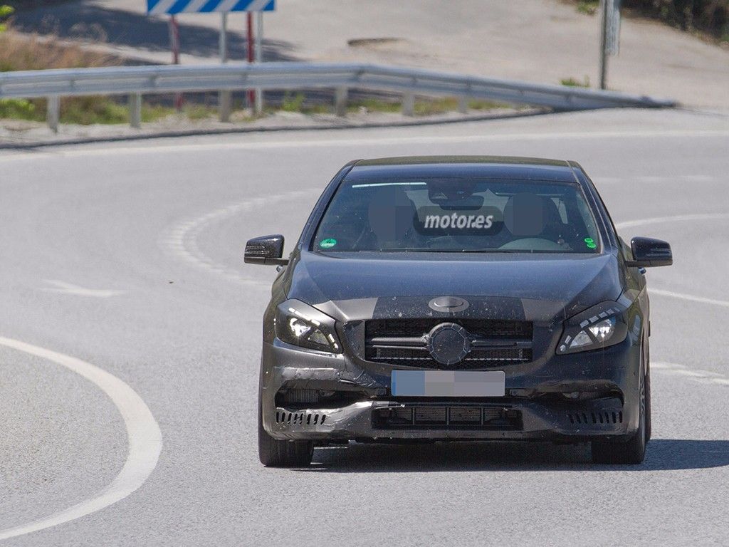 El Mercedes A45 AMG 2016 descubierto una vez más durante sus pruebas