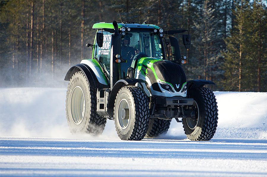 Así se bate el récord de velocidad para tractores... !en la nieve!