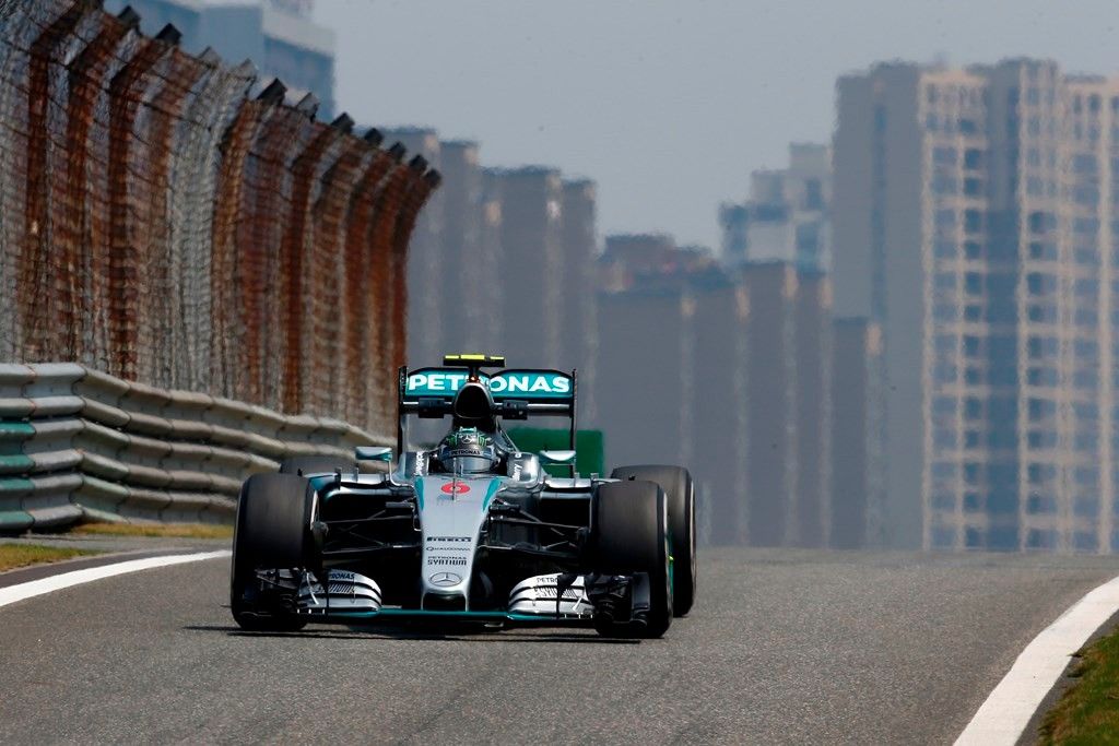 Rosberg acusa a Hamilton de comprometer su carrera en China