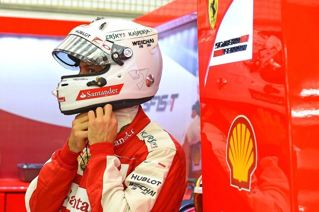 Vettel se cae del podio a base de errores 