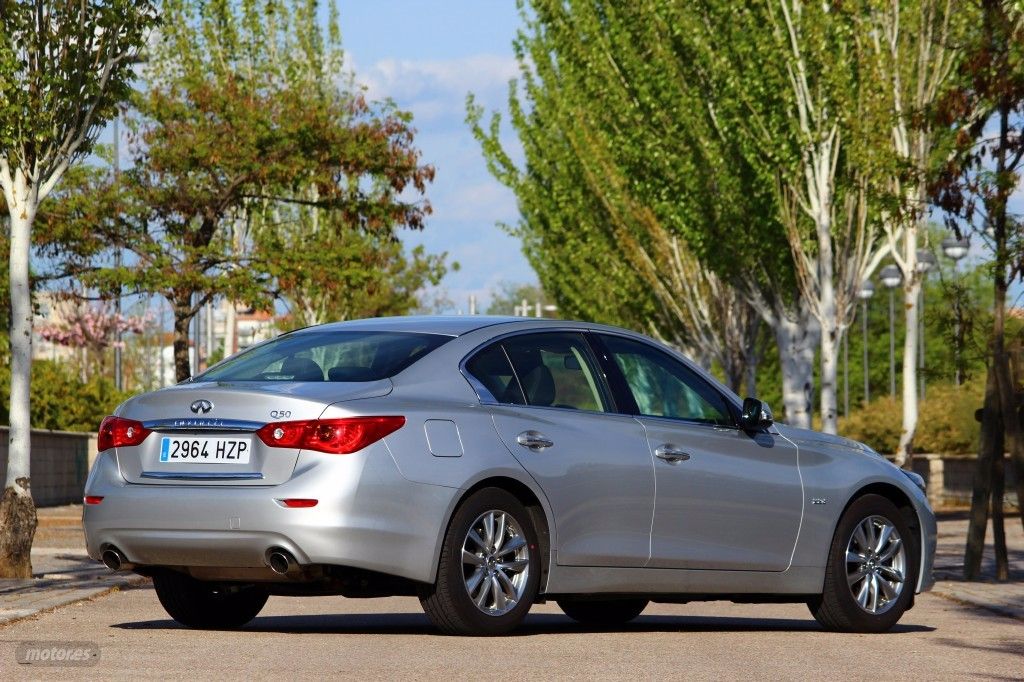 Infiniti Q50 2.2d: Exterior e interior (II)